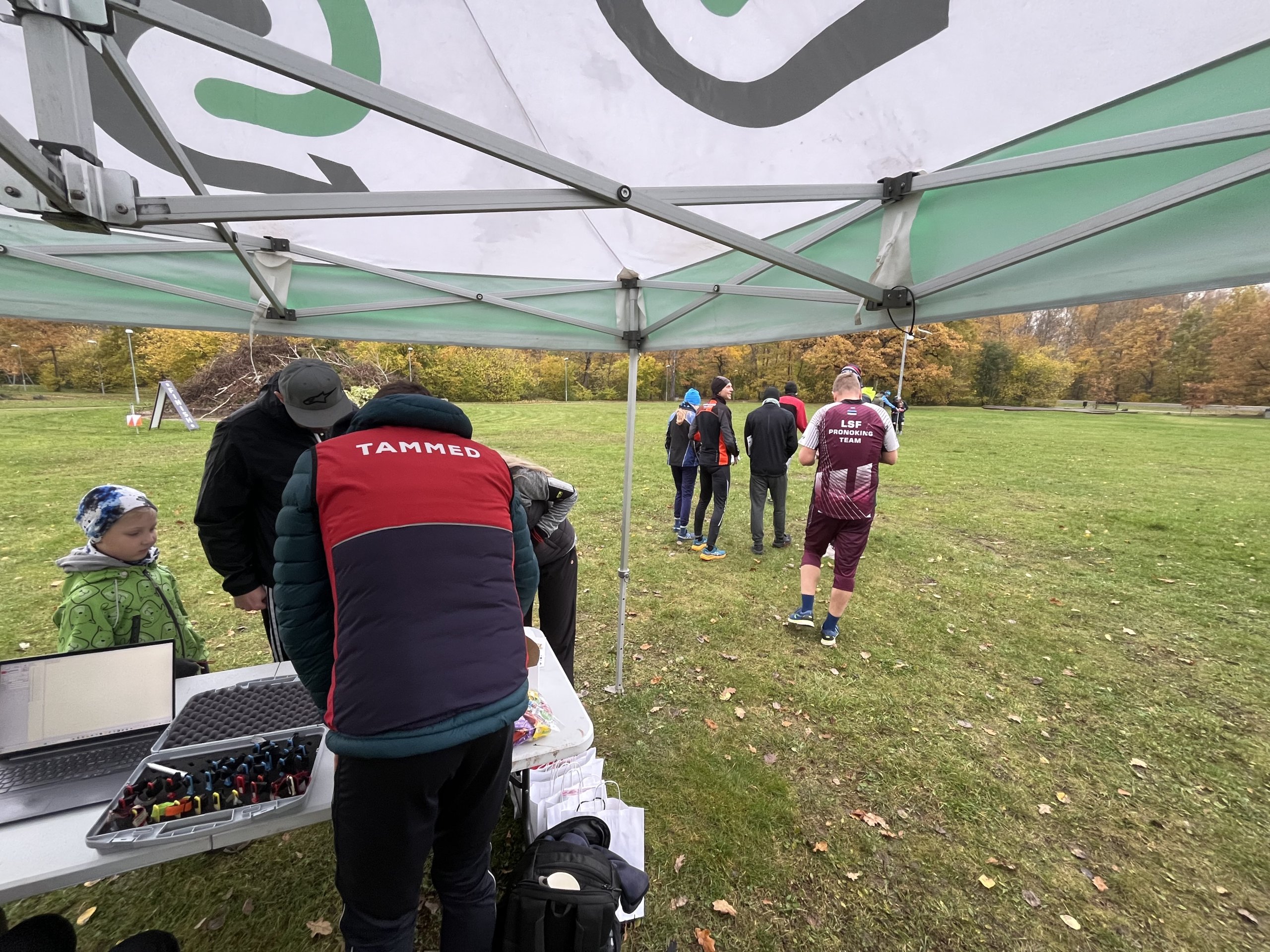 Meeleolukas sügisüritus Sauel: orienteerujad ei lasknud end vihmasajust heidutada